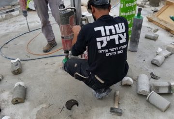 עובד חברת שחר צדיק בעבודת קידוח רצפת בטון