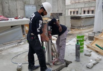 עובדי חברת שחר צדיק בעבודת קידוח רצפת בטון