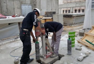 עובדי חברת שחר צדיק בעבודת קידוח רצפת בטון