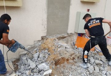 עובדי שחר צדיק מפנים פסולת בניין לאחר הריסת מדרגות