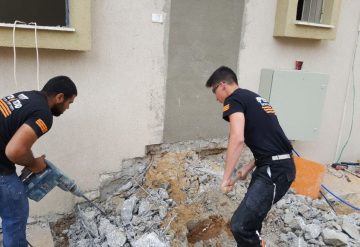 עובדי שחר צדיק מפנים פסולת בניין לאחר הריסת מדרגות
