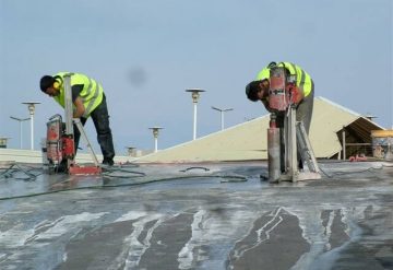 עובדי חברת שחר צדיק בעבודת קידוח בגג בטון
