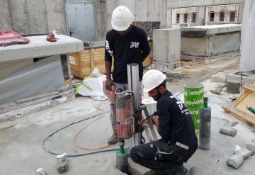 עובדי חברת שחר צדיק מבצעים מבצעים קידום פתחים ברצפת בטון