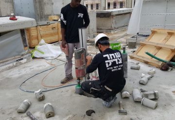 עובדי חברת שחר צדיק מבצעים מבצעים קידום פתחים ברצפת בטון