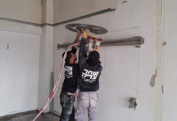 עובדי חברת שחק צדיק בניסור קיר בטון