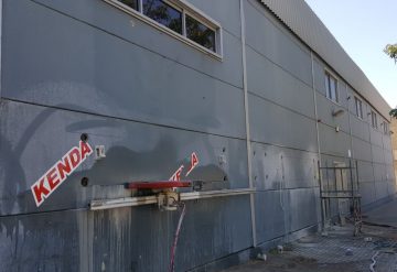 ניסור פתחים בקיר בטון במרכז מסחרי