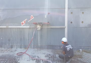 עובד לפני ניסור בקיר בטון במבנה מסחרי