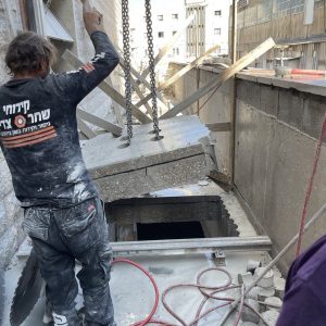 ניסור תקרה במרכז חסידי ויזניץ׳ בני ברק