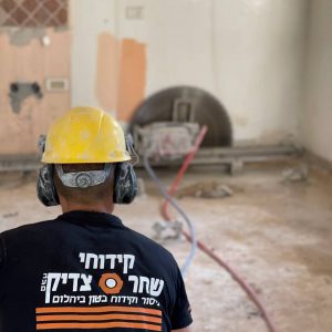 ניסור כלל תקרות הקומה בבית פרטי בקרית מלאכי